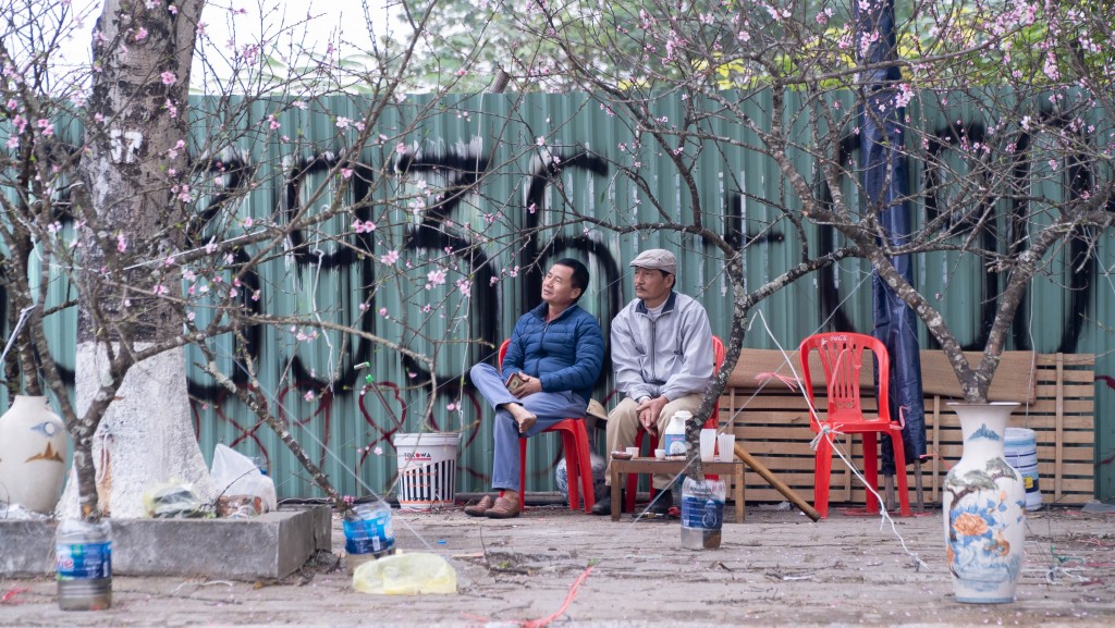 Nhiều tiểu thương vẫn đợi chờ, mong có thể bán thêm được cành đào nào hay cành đó