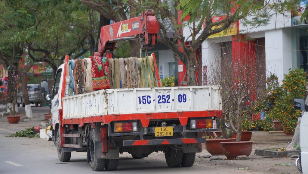 Chiều 31/1, các tiểu thương tại chợ hoa Xuân dần dần thu dọn để trở về quây quần cùng gia đình đón Tết