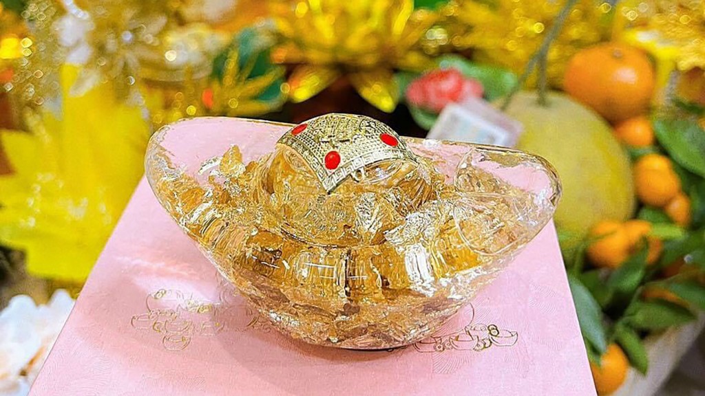 Bên cạnh vòng nhẫn vàng, nhiều gia đình cũng sắm sửa bánh kẹo hình thỏi vàng để thắp hương, cúng Thần Tài mong một năm làm ăn thuận lợi