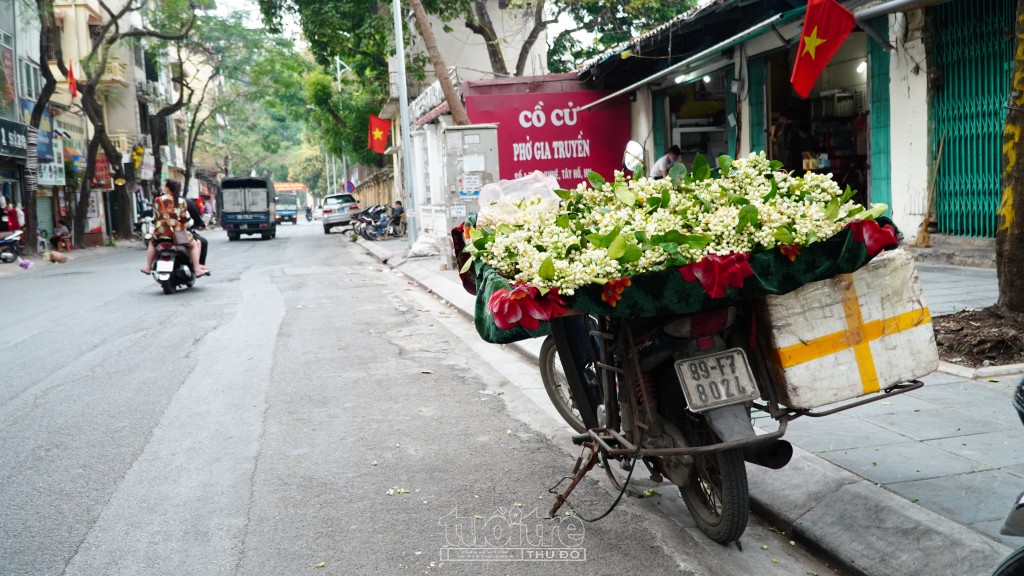 Những xe chở đầy hoa bưởi len lỏi khắp phố phường Hà Nội