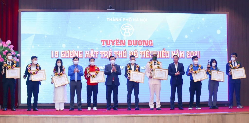 Các gương mặt trẻ Thủ đô tiêu biểu đón nhận Bằng khen của UBND thành phố Hà Nội