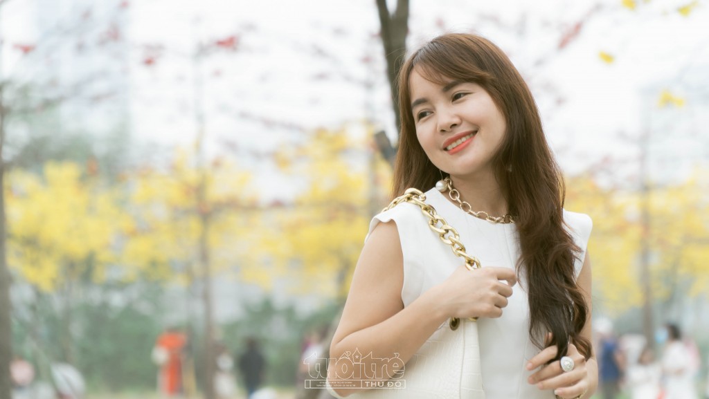 Bạn Hải Yến (Hà Đông, Hà Nội) chia sẻ: Giới trẻ Hà thành thích thú check-in đường hoa phong linh