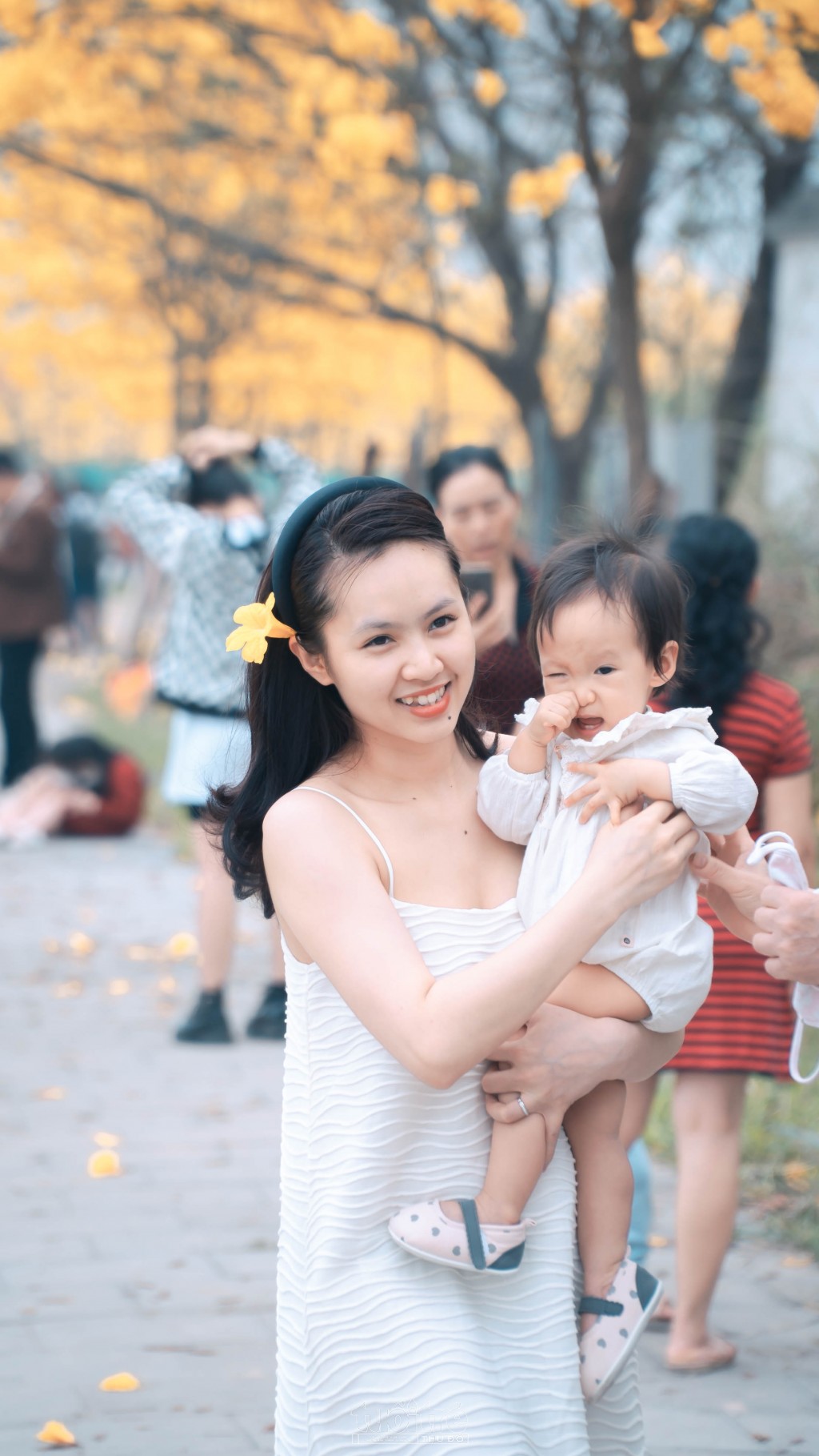 Khung cảnh lãng mạn khiến chị em nô nức tạo dáng cùng hoa phong linh Khung cảnh lãng mạn khiến chị em nô nức tạo dáng cùng hoa phong linh