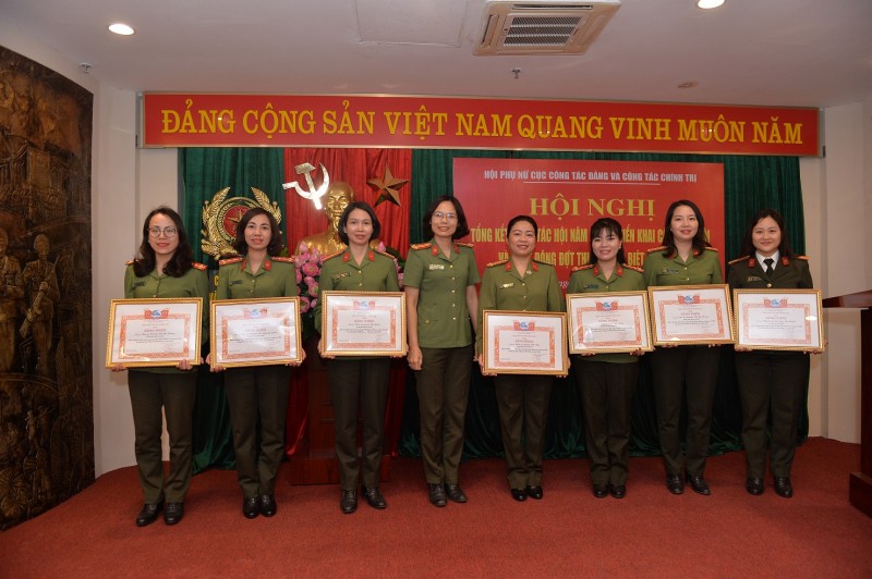Trung tá Nguyễn Thị Quế, Phó Chủ tịch Hội Phụ nữ Bộ Công an trao bằng khen của Hội cho các hội viên