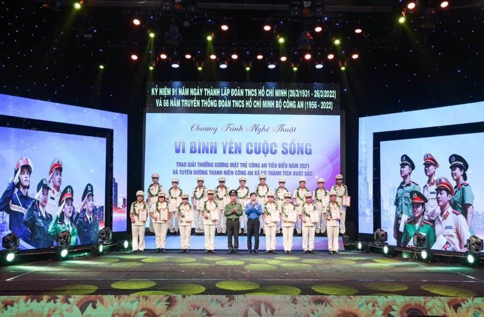 Thứ trưởng Trần Quốc Tỏ và đồng chí Nguyễn Minh Triết đã trao biểu trưng và chứng nhận tặng 20 “Gương mặt trẻ Công an tiêu biểu” năm 2021