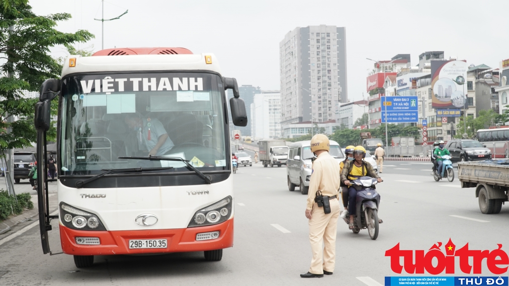 Xử phạt hàng loạt xe khách “vô tư” đón trả khách tại cầu Thăng Long