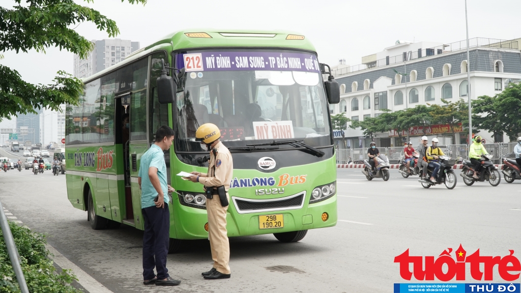 Không chỉ xe khách mà cả xe buýt cũng ngang nhiên đón trả khách sai quy định