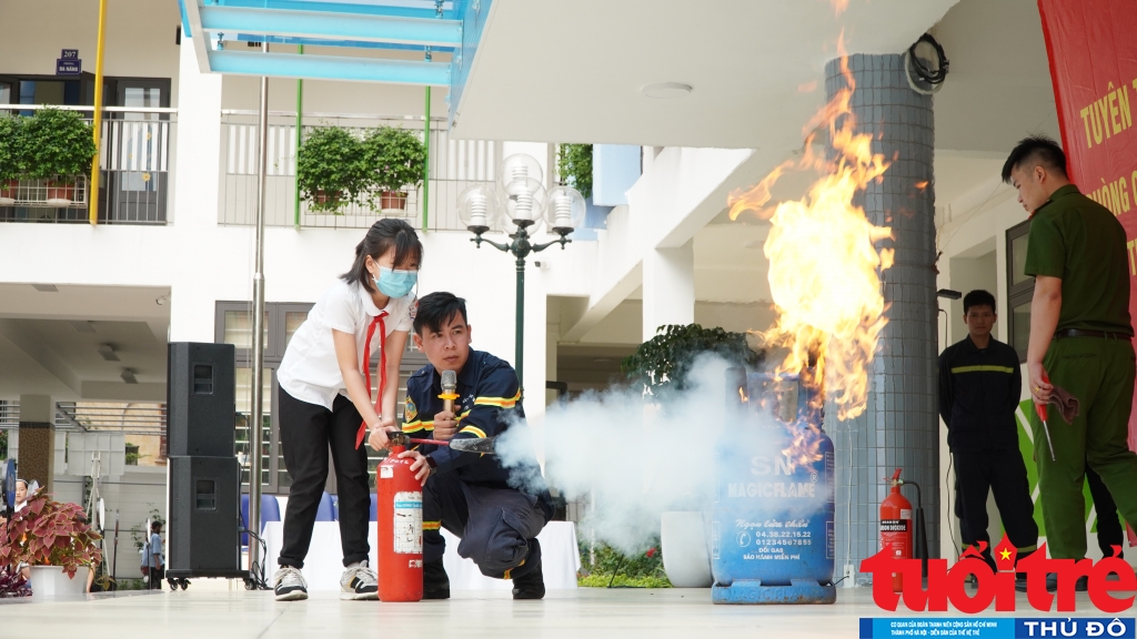 Học sinh được thực hành sử dụng bình chữa cháy tại chỗ