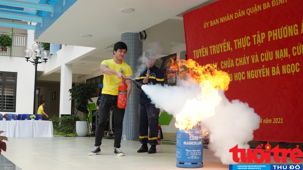 Giáo viên Trường Tiểu học Nguyễn Bá Ngọc cùng tham gia thực hành sử dụng bình chữa cháy