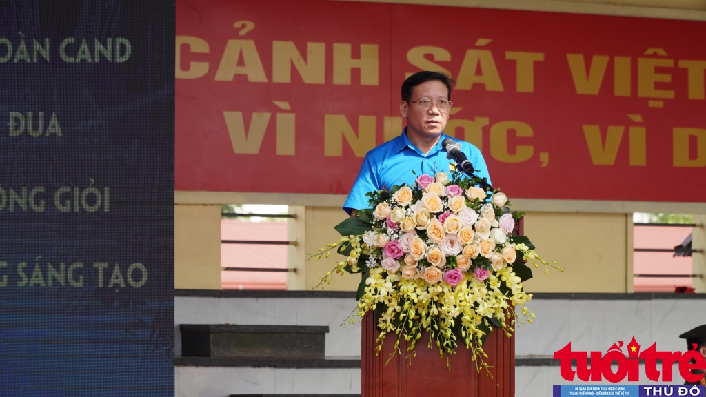 Ông Lê Văn Quyết, Phó Chủ tịch Công đoàn Cục Công nghiệp an ninh, Chủ tịch Công đoàn Công ty 19/5 phát biểu hưởng ứng trong Lễ phát động