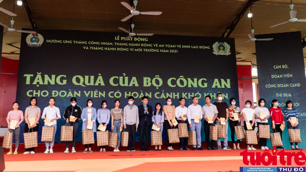 Thượng tướng Nguyễn Văn Thành, Thứ trưởng Bộ Công an trao quà của lãnh đạo Bộ cho đại diện đoàn viên công đoàn có hoàn cảnh khó khăn