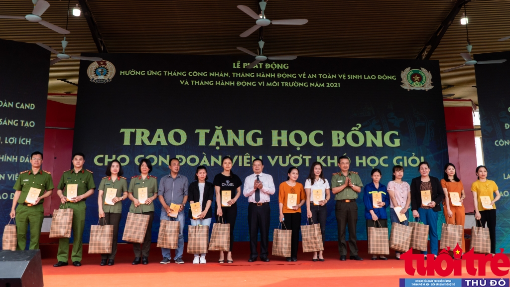 Thứ trưởng Bộ LĐTB&XH Lê Văn Thanh và Trung tướng Nguyễn Ngọc Toàn – Cục trưởng Cục Công tác chính trị Bộ Công an trao học bổng và quà cho đại diện gia đình công nhân có con vượt khó vươn lên, học giỏi