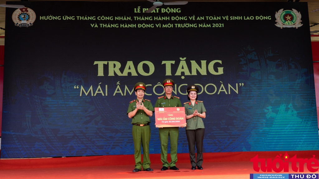 Thiếu tướng Phạm Văn Bảng, Phó Tư lệnh k02 và Trung tá Công Thanh Thảo, Phó Cục trưởng Cục Công tác Đảng và Công tác chính trị Bộ Công an trao biển tượng trưng số tiền hỗ trợ cho đại diện gia đình đoàn viên Nguyễn Thị Hoài