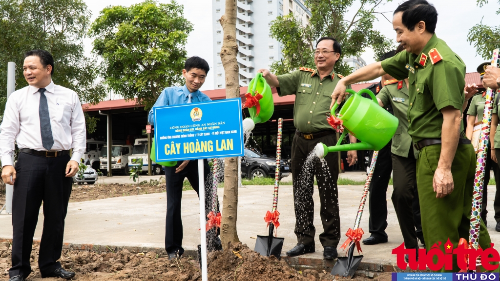 Các đại biểu trồng cây xanh với chỉ tiêu trồng cây xanh cao hơn 1,5 lần năm 2020