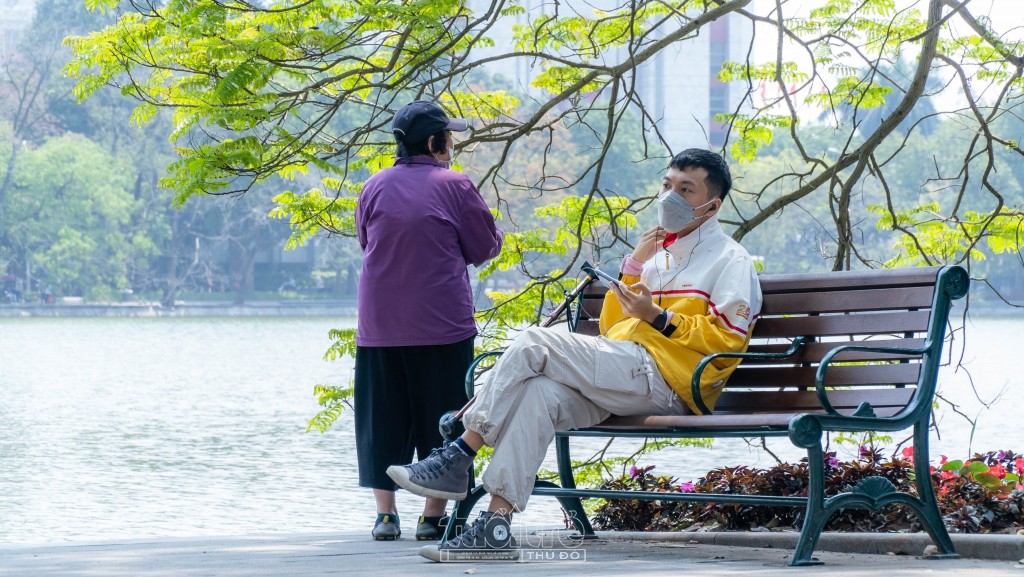 Ai ngang qua Hồ Gươm cũng hứng thú với vẻ đẹp lãng mạn khi cây lộc vừng đổi màu lá từ xanh sang vàng và dần chuyển sang đỏ rực