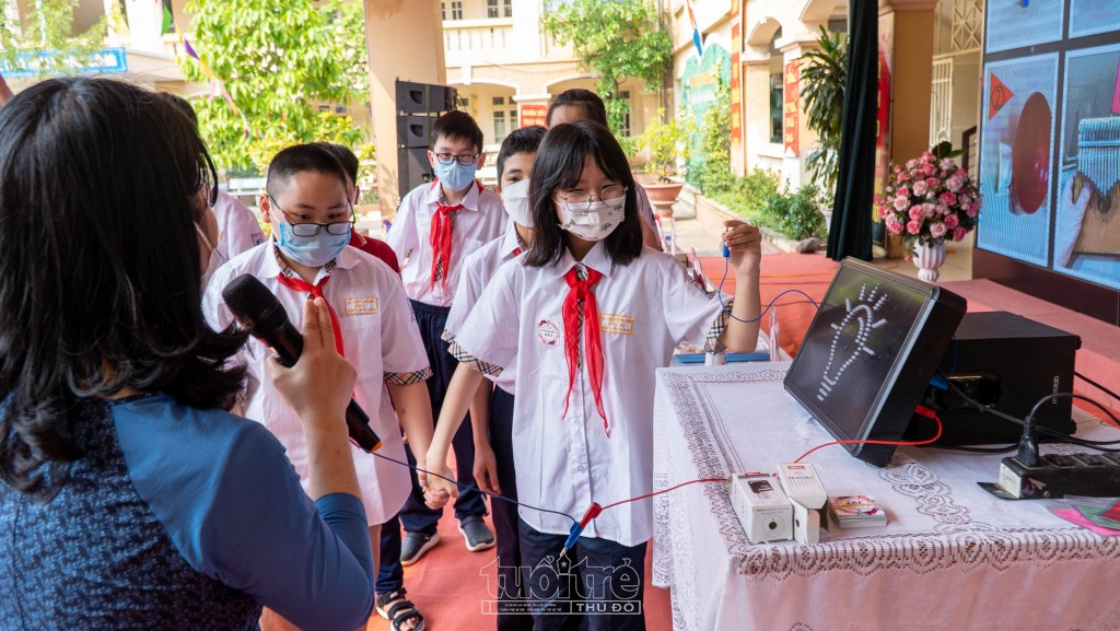 Thí nghiệm khả năng truyền điện của cơ thể người đem lại nhiều thông tin bổ ích cho các em học sinh tham gia