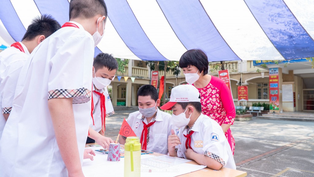 Cô Đào Thị Hồng Hạnh (Hiệu trưởng trường THCS Bế Văn Đàn) hướng dẫn các em học sinh chơi trò chơi