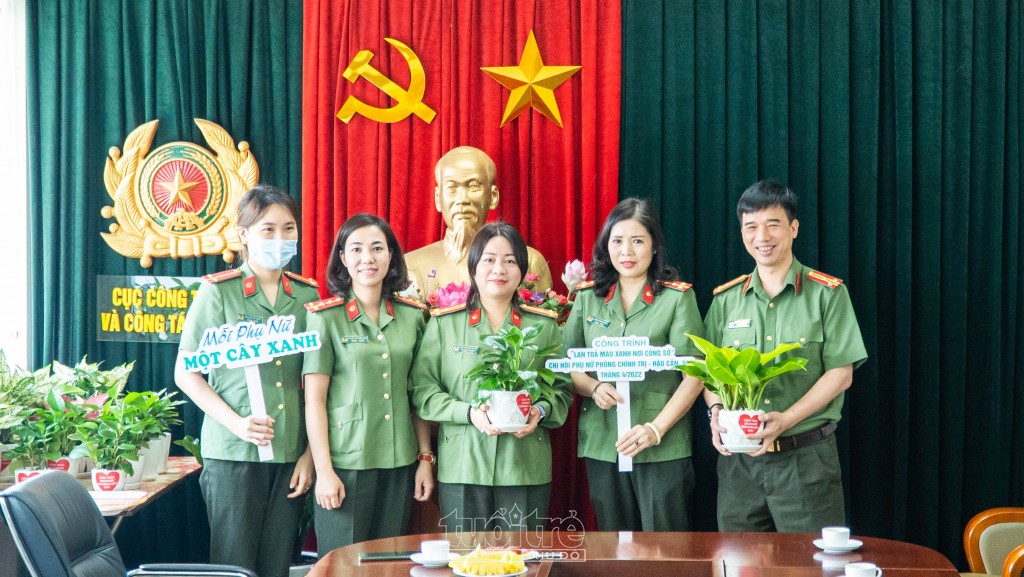 Thượng tá Nguyễn Đình Thảo và Thượng tá Đào Thị Thu Huyền, Chủ tịch Hội Phụ nữ X03, Phó Trưởng phòng Chính trị - Hậu cần tặng chậu cây cảnh tới các cán bộ, chiến sĩ trong đơn vị