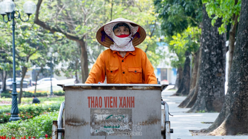 Chị Lê Thị Hương, Tổ chăm cây cảnh tại Hồ Gươm thuộc Công ty Thảo Viên Xanh hàng ngày vẫn chăm sóc cây cảnh xung quanh Hồ Gươm và dọn dẹp khu vực quanh hồ