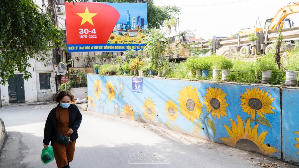 Cờ đỏ sao vàng tung bay khắp phố mừng ngày thống nhất đất nước