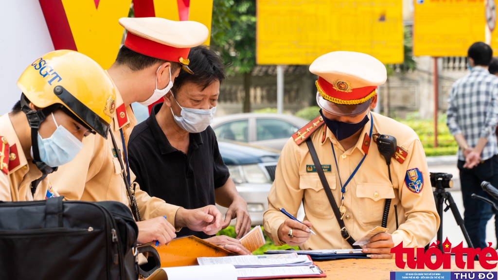 Lực lượng chức năng kiên quyết xử lý, đồng thời cũng tuyên truyền để người dân không tái phạm Lực lượng chức năng kiên quyết xử lý, đồng thời cũng tuyên truyền để người dân không tái phạm
