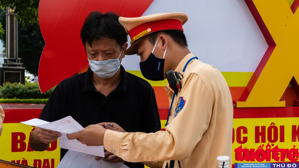 Lực lượng CSGT tuyên truyền, giải thích lỗi vi phạm cho tài xế Đinh Hồng Sơn