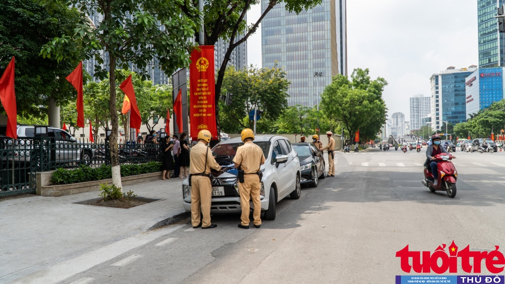 Trên tuyến phố Liễu Giai, mặc dù đã có biển cấm dừng và cấm đỗ nhưng nhiều phương tiện vẫn đỗ tại đây