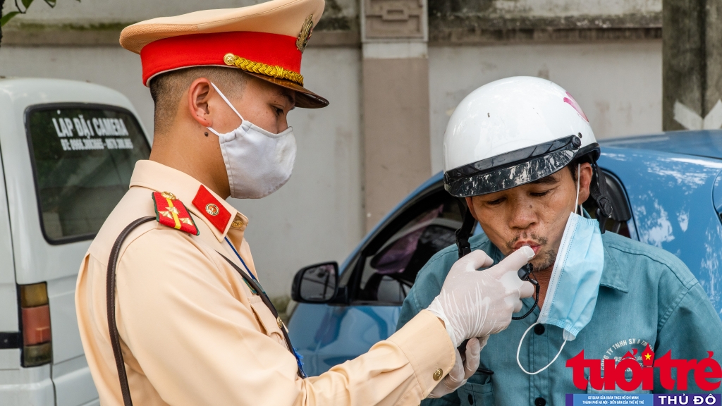 Trong quá trình đo nồng độ cồn, lực lượng chức năng cũng thường xuyên sát khuẩn để đảm bảo công tác phòng dịch