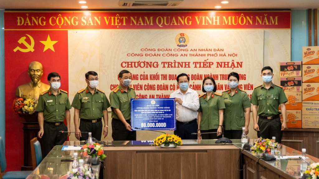 Khối Thi đua Công đoàn ngành Trung ương đã trao quà hỗ trợ động viên lực lượng Công an TP tham gia phòng chống Covid-19 với tổng trị giá 80 triệu đồng