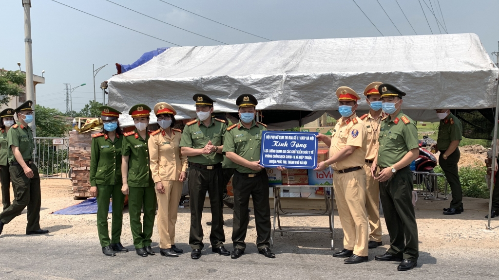 Đại diện thành viên trong Khối và Công an TP Hà Nội đã đi thăm, tặng quà tại các chốt cách ly, phòng dịch Covid-19 tại thôn Yên Dục, xã Hiệp Thuận, huyện Phúc Thọ