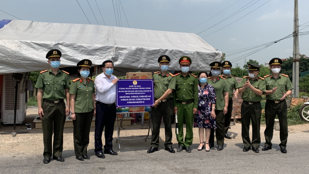 Gần 20.000 chiếc khẩu trang và nhiều nhu yếu phẩm hỗ trợ đoàn viên có hoàn cảnh khó khăn