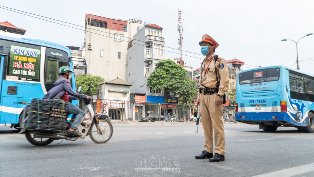 Trước diễn biến ngày càng phức tạp của dịch bệnh Covid-19, để thực hiện hiệu quả các biện pháp phòng dịch và đảm bảo trật tự an toàn giao thông, lực lượng CSGT Hà Nội thực hiện nghiêm quán triệt của cấp trên, vừa tuân thủ nguyên tắc phòng dịch cho bản thân, vừa tăng cường tuần tra, kiểm soát, tập trung nhắc nhở, tuyên truyền, xử lý các vi phạm Luật Giao thông đường bộ