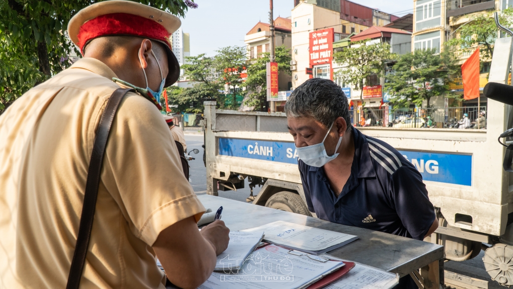 Mặc dù bị phạt vì lỗi không đeo khẩu trang khi ra khỏi nhà nhưng bác C vẫn vui vẻ và cảm ơn các chiến sĩ đã nhắc nhở