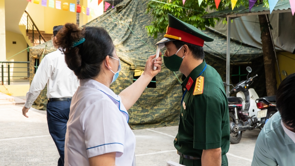 Nhiều lực lượng quân đội, công an thực hiện nhiệm vụ tại địa bàn cũng tham gia bỏ phiếu tại khu vực