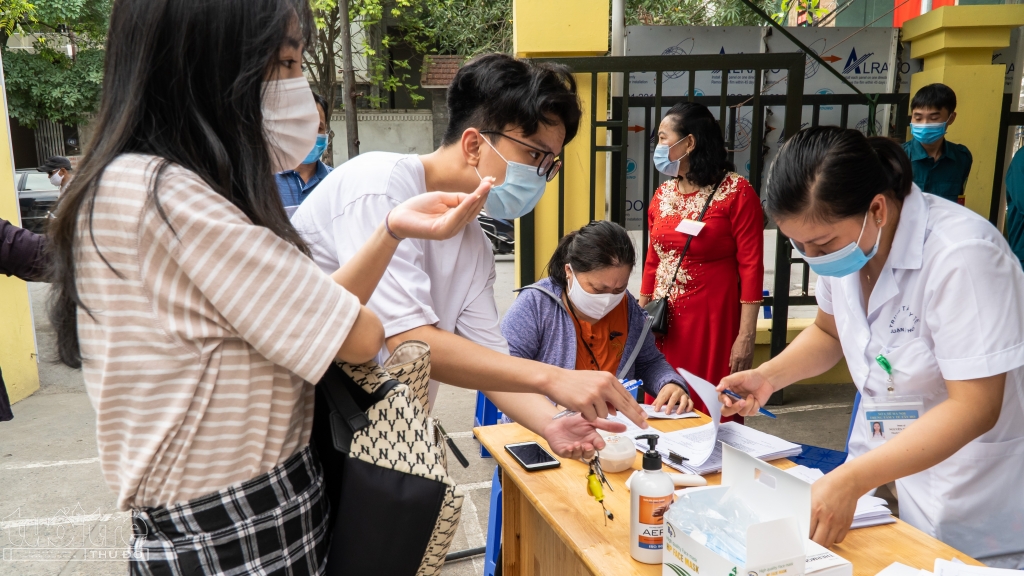 Cử tri đảm bảo giãn cách và gửi niềm tin vào lá phiếu