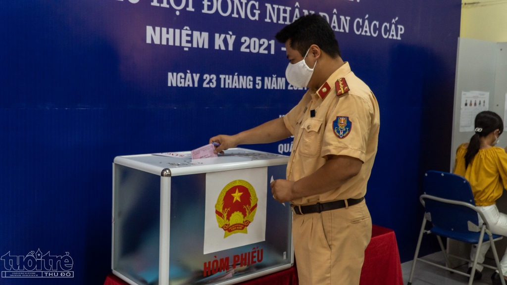 Để đảm bảo công tác phòng chống dịch, năm nay, các cán bộ chiến sĩ Đội CSGT số 2 (Phòng CSGT, Công an TP Hà Nội) thực hiện bầu cử tại khu vực bỏ phiếu số 4