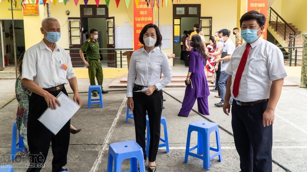 Bà Bùi Huyền Mai, Trưởng Ban Tuyên giáo Thành ủy vui vẻ động viên lực lượng chức năng khu vực bỏ phiếu số 4