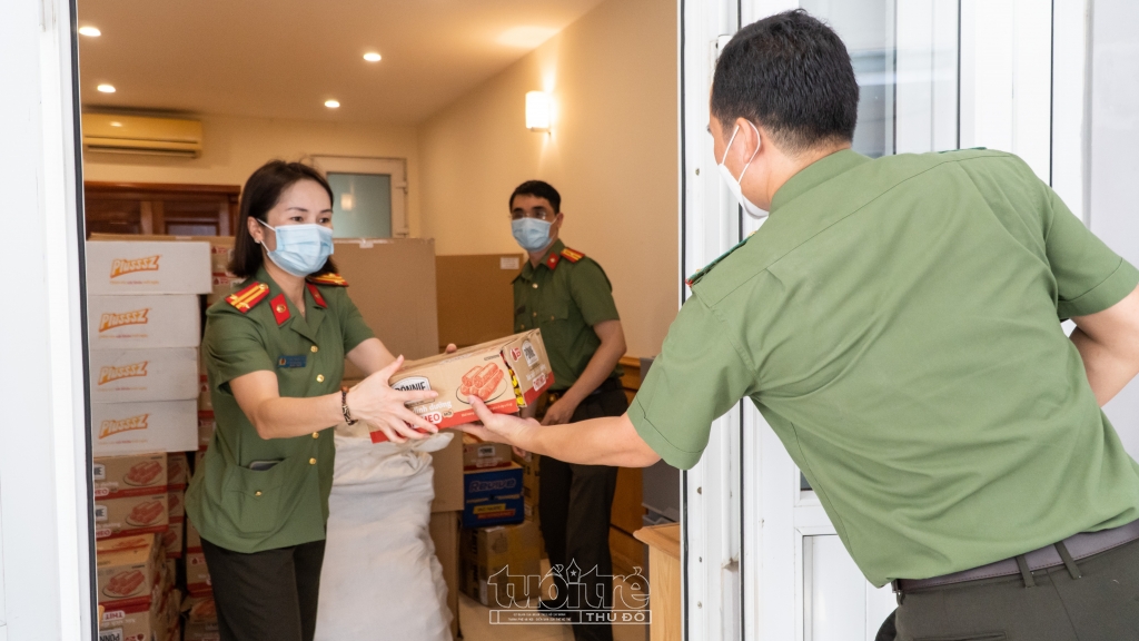 Ban chấp hành Công đoàn CAND đã kêu gọi và hỗ trợ cho những cán bộ, y bác sĩ bao gồm những vật dụng như: giày, tất, thuốc y tế, đồ bảo hộ, thực phẩm, quần áo, ngoài ra các cấp trong CAND cũng tổ chức thăm hỏi, động viên người nhà của các y bác sĩ, để các chiến sĩ có thể an tâm hoàn thành tốt nhiệm vụ của mình Ban chấp hành Công đoàn CAND đã kêu gọi và hỗ trợ cho những cán bộ, y bác sĩ bao gồm những vật dụng như: giày, tất, thuốc y tế, đồ bảo hộ, thực phẩm, quần áo, ngoài ra các cấp trong CAND cũng tổ chức thăm hỏi, động viên người nhà của các y bác sĩ, để các chiến sĩ có thể an tâm hoàn thành tốt nhiệm vụ của mình
