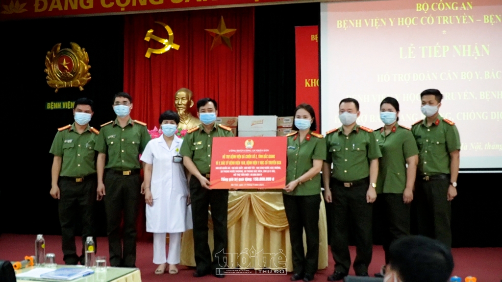 Công đoàn CAND phối hợp cùng với Bệnh viện 19-8, Bệnh viện Y học cổ truyền Bộ Công an tổ chức lễ tiếp nhận hỗ trợ những trang thiết bị, nhu yếu phẩm, vận dụng y tế cho đoàn cán bộ, y, bác sĩ bệnh viện đang trực tiếp làm nhiệm vụ tại bệnh viện dã chiến số 2, tỉnh Bắc Giang Công đoàn CAND phối hợp cùng với Bệnh viện 19-8, Bệnh viện Y học cổ truyền Bộ Công an tổ chức lễ tiếp nhận hỗ trợ những trang thiết bị, nhu yếu phẩm, vận dụng y tế cho đoàn cán bộ, y, bác sĩ bệnh viện đang trực tiếp làm nhiệm vụ tại bệnh viện dã chiến số 2, tỉnh Bắc Giang