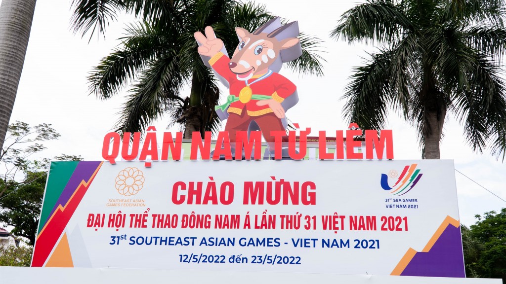 Pano khổ lớn tuyên truyền SEA Games 31 đặt tại ngã tư phố Nguyễn Cơ Trạch - Hồ Tùng Mậu