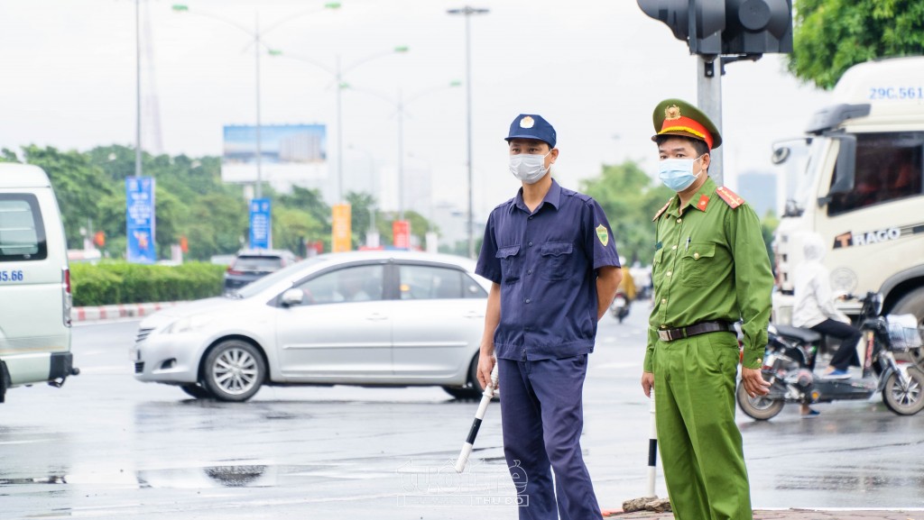 Mỗi chốt công tác của Công an TP Hà Nội được bố trí 4 lực lượng gồm: Cảnh sát giao thông, Cảnh sát cơ động, Công an phường và bảo vệ dân phố