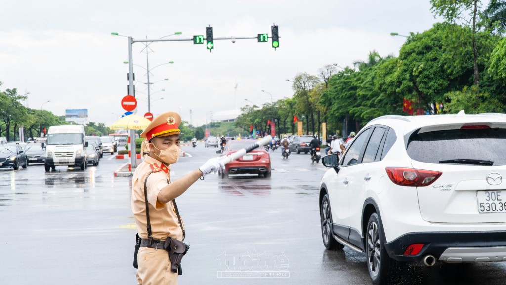 Dù thời tiết có mưa nhưng các lực lượng vẫn cố gắng bám chốt, đảm bảo cho lễ khai mạc được an toàn tuyệt đối