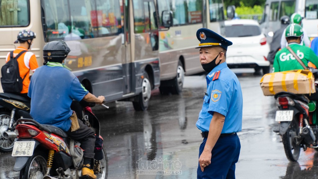 Thanh tra giao thông phối hợp cùng các lực lượng khác để điều tiết giao thông