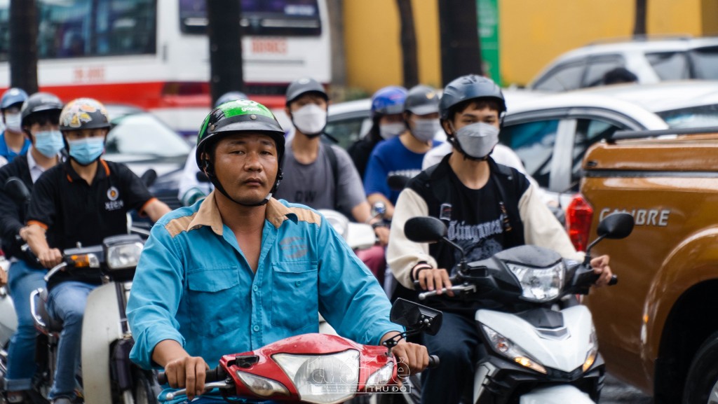 Vào lúc 16h30, các phương tiện vẫn lưu thông qua khu vực sân vận động Mỹ Đình một cách dễ dàng