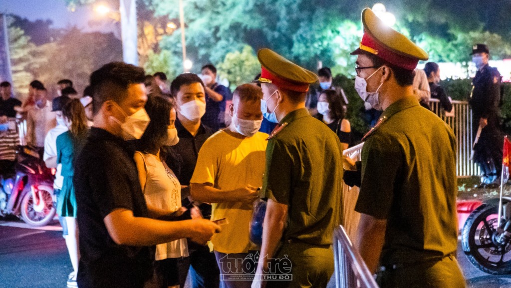 Người dân buộc phải có vé mới được phép di chuyển vào bên trong Người dân buộc phải có vé mới được phép di chuyển vào bên trong