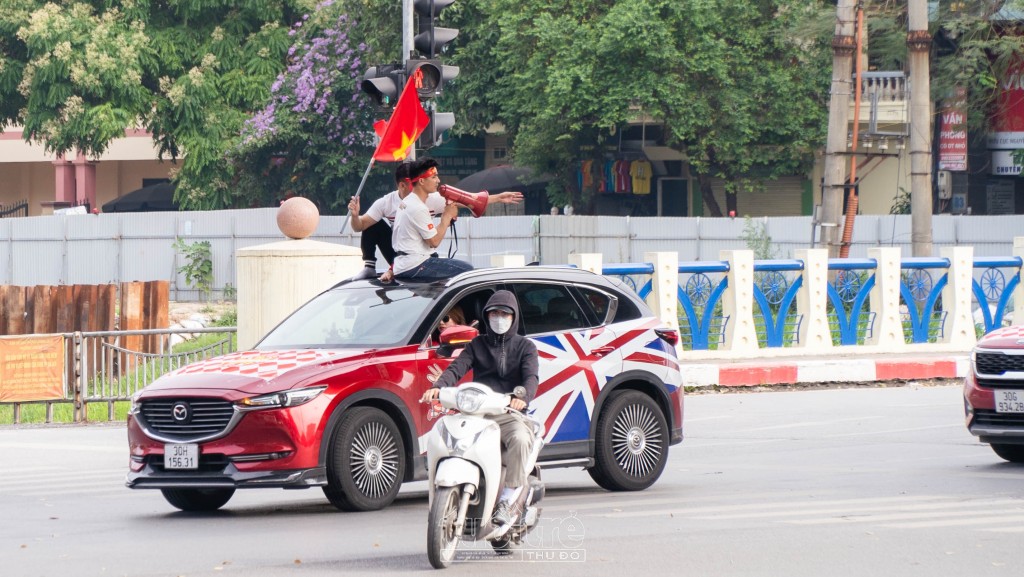 Do phải di chuyển quãng đường khá xa tới sân vận động Việt Trì (Phú Thọ) nên phương tiện chủ yếu sẽ là ô tô