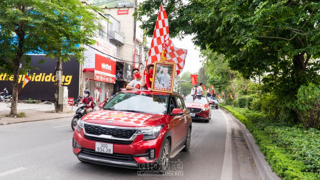 Dù thời tiết Hà Nội đang khá nóng nhưng sự cuồng nhiệt của các cổ động viên càng khiến bầu không khí nóng hơn bao giờ hết