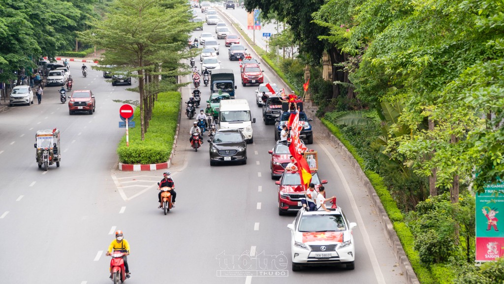 Đoàn xe với cờ hoa rực cả một con phố dài