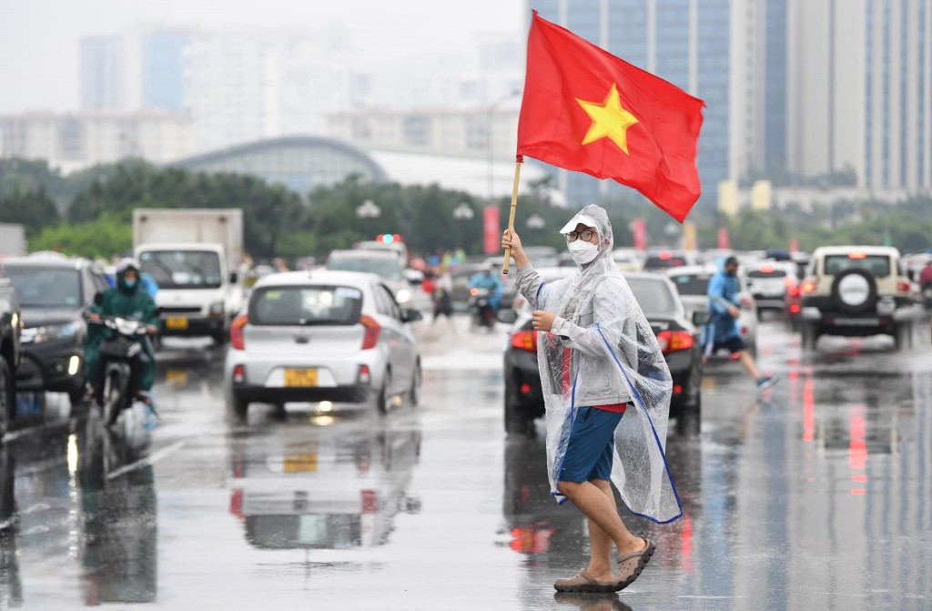 SEA Games 31: Cổ động viên đội mưa tiến về sân Mỹ Đình "tiếp lửa" cho U23 Việt Nam