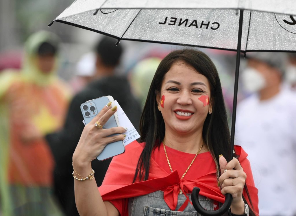 SEA Games 31: Cổ động viên đội mưa tiến về sân Mỹ Đình "tiếp lửa" cho U23 Việt Nam